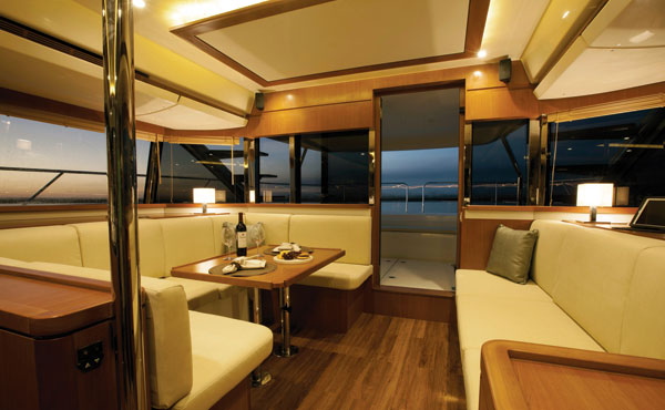 7-MarineMax484-saloon.jpg promo image