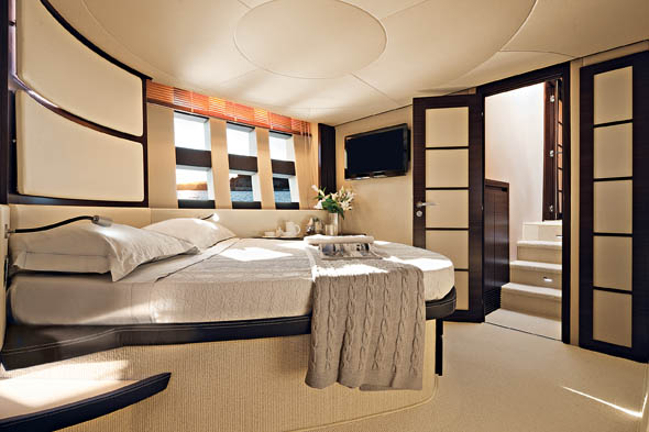 Azimut62S_Italia-2_590w.jpg promo image