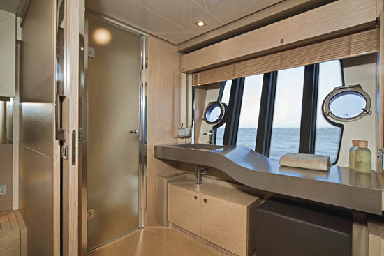 ferretti720-4_550w.jpg promo image