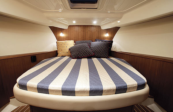 oysterld43-yacht-g4.jpg promo image