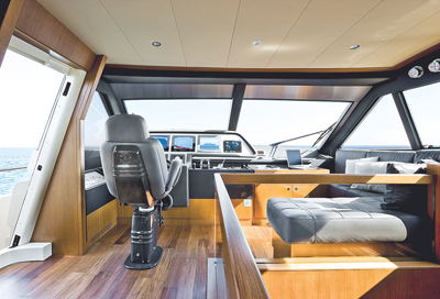 ferretti_altura_840_upper_seating_helm.jpg promo image