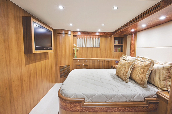 ocean_alexander_60_queen_berth.jpg promo image