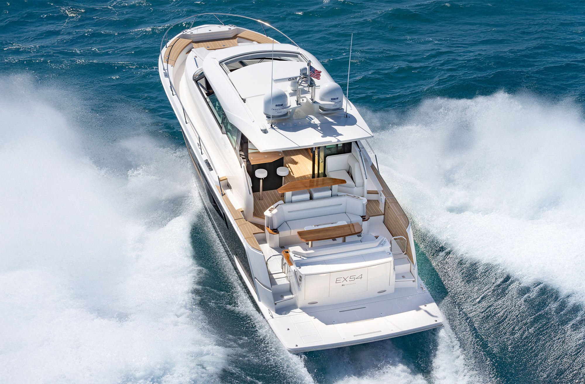running boat seen from above and aft
