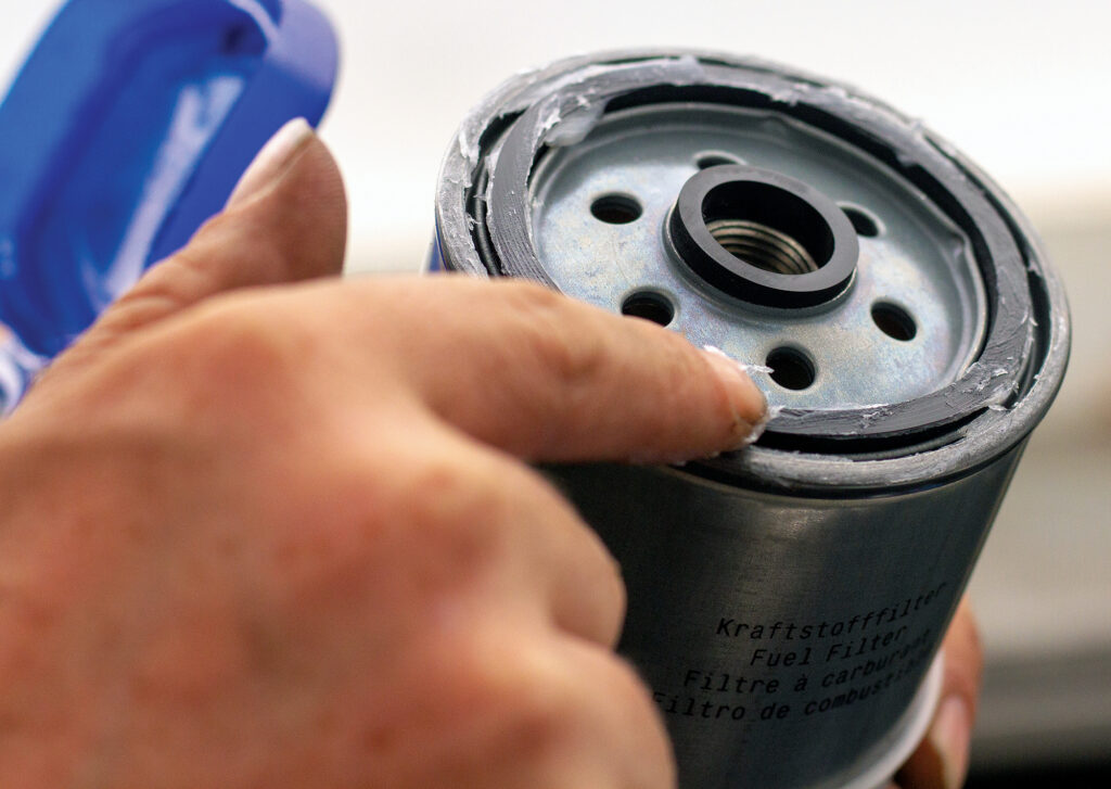 Before a fuel filter is inserted the o-rings hould be greased to increase their longeivity