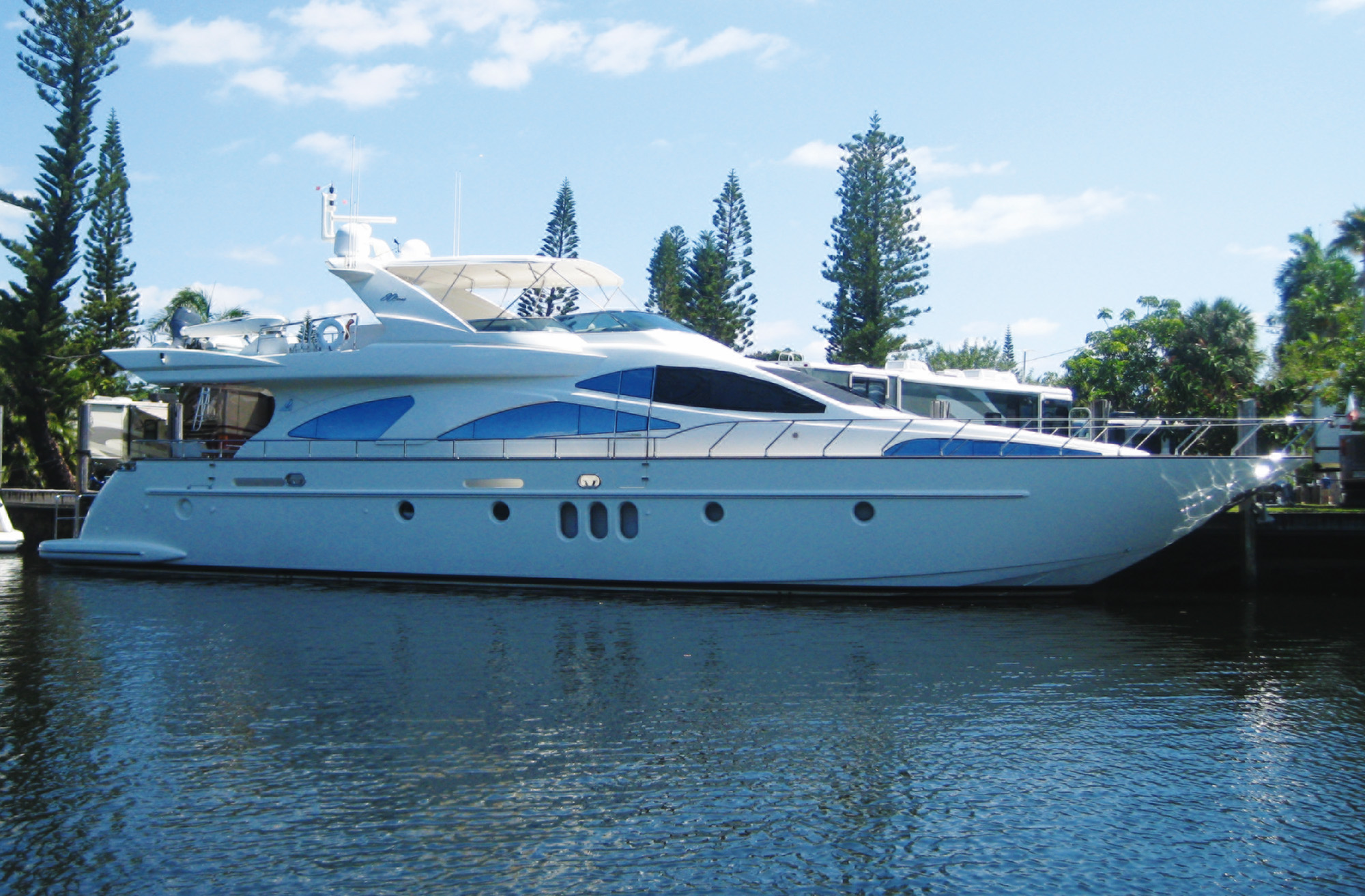feat_2002_Azimut_80 Azimut 80 at a dock