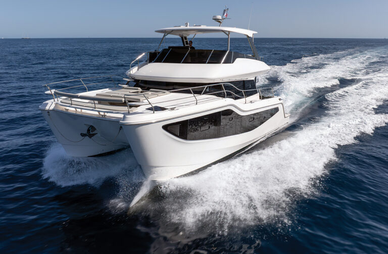 Power catamaran speed through the ocean