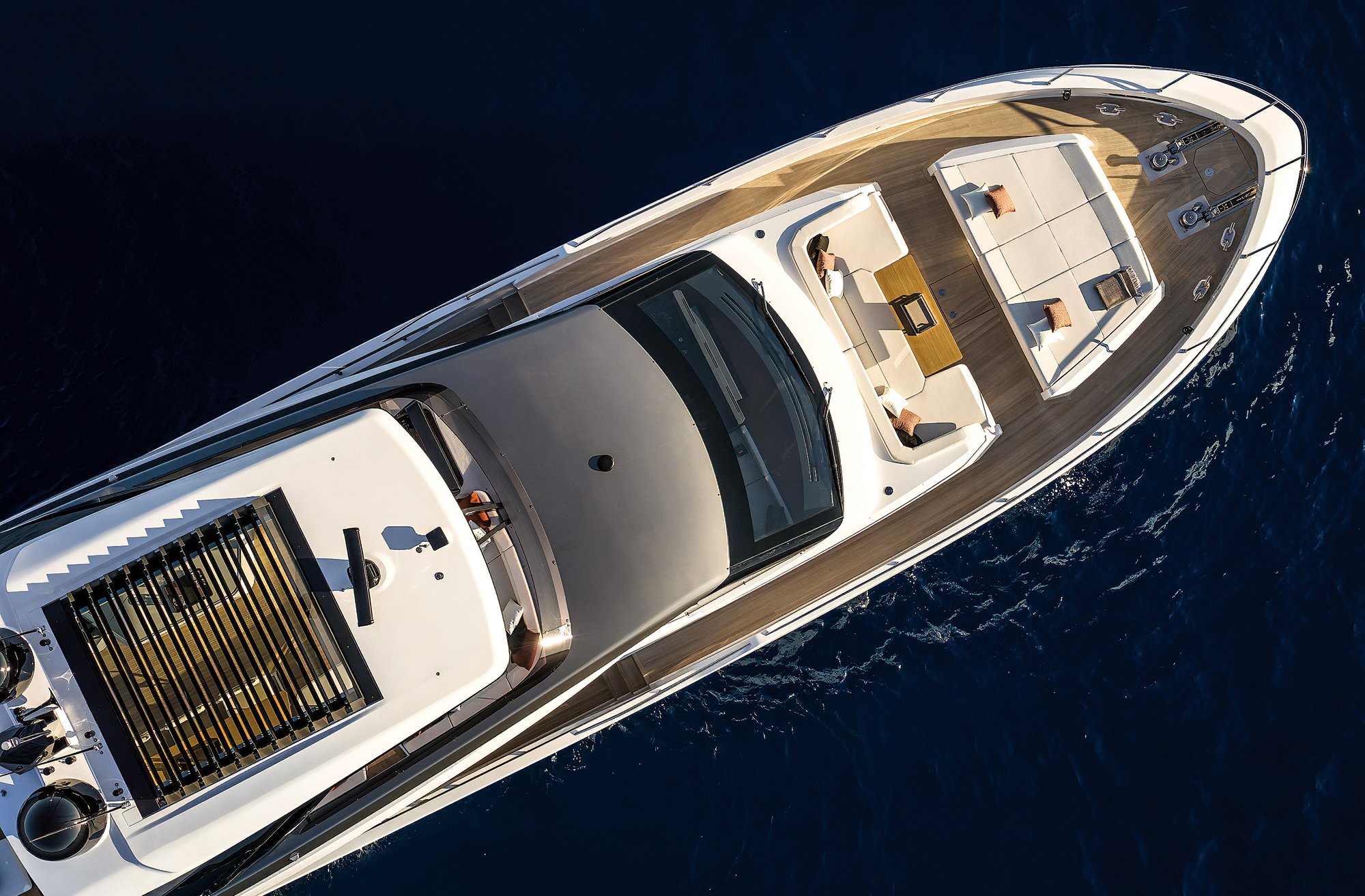 feat_Ferretti Yachts 800