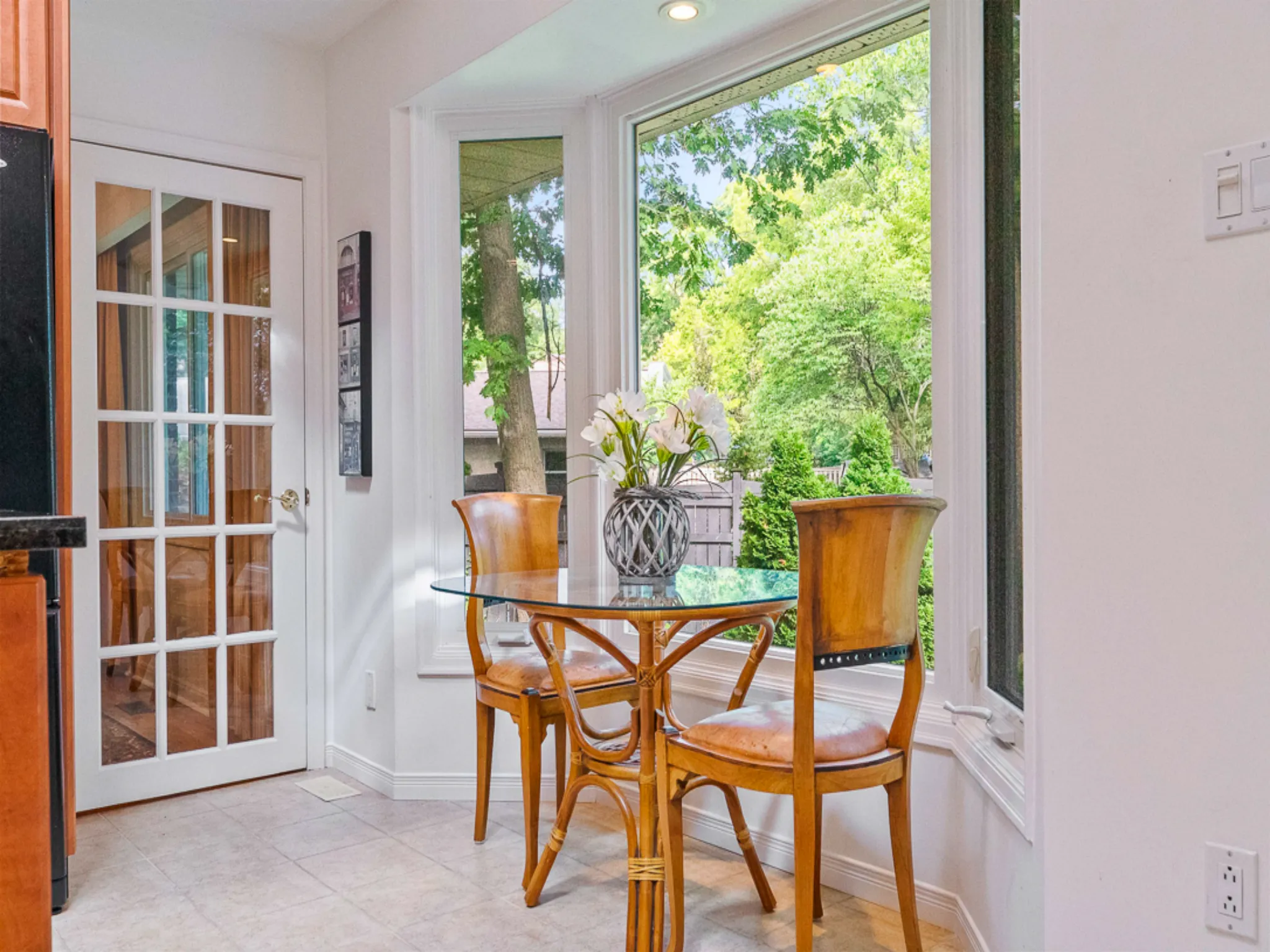 breakfast area overlooking yard