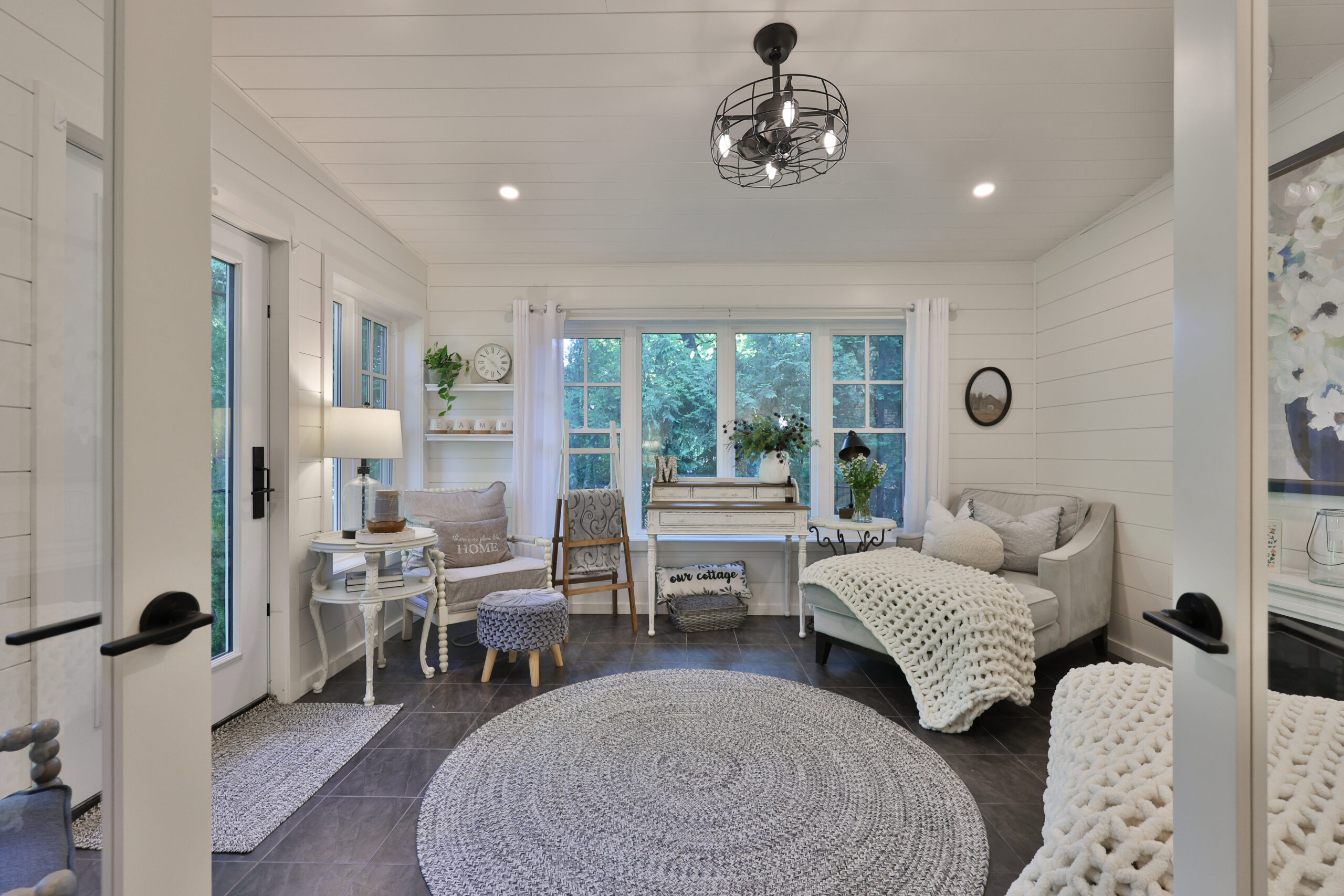 4 seasons room surrounded by windows