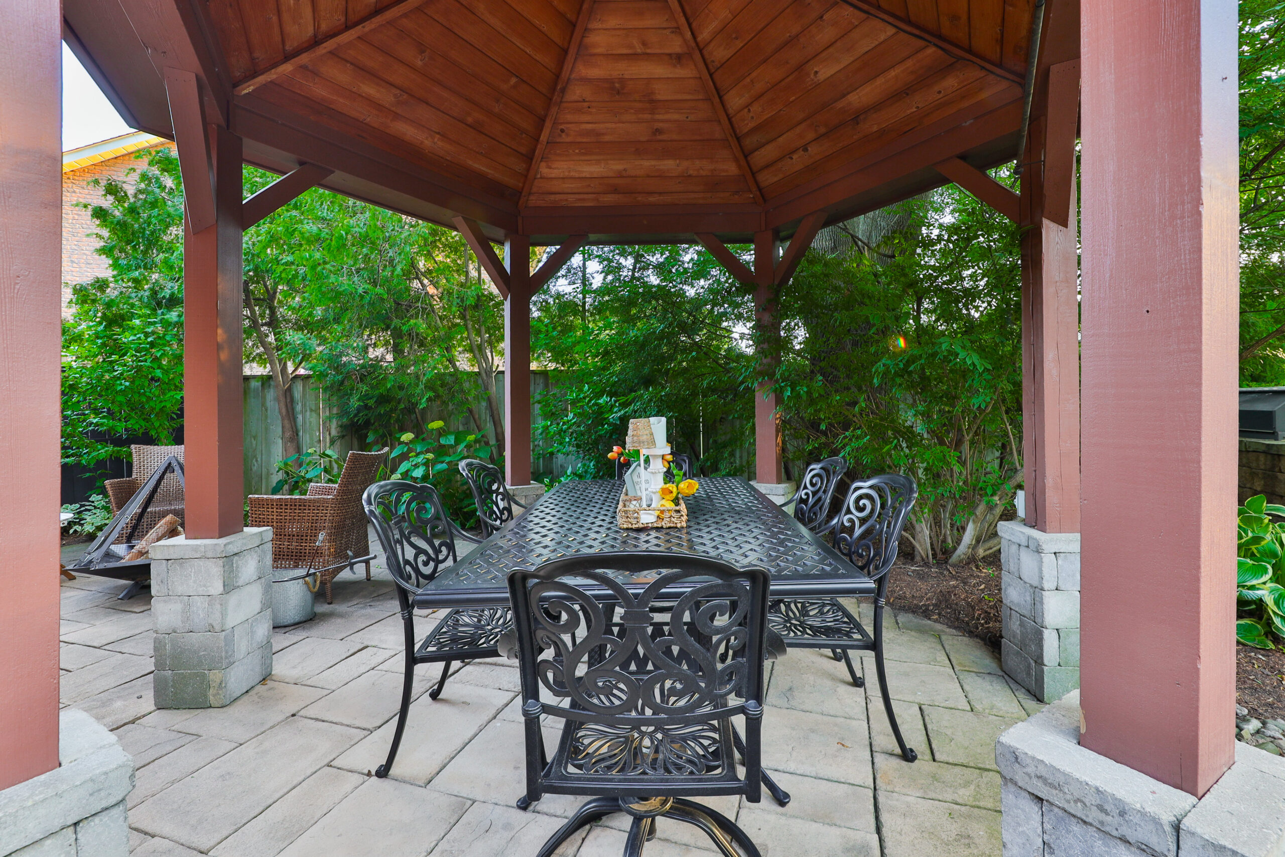 outdoor dinning area