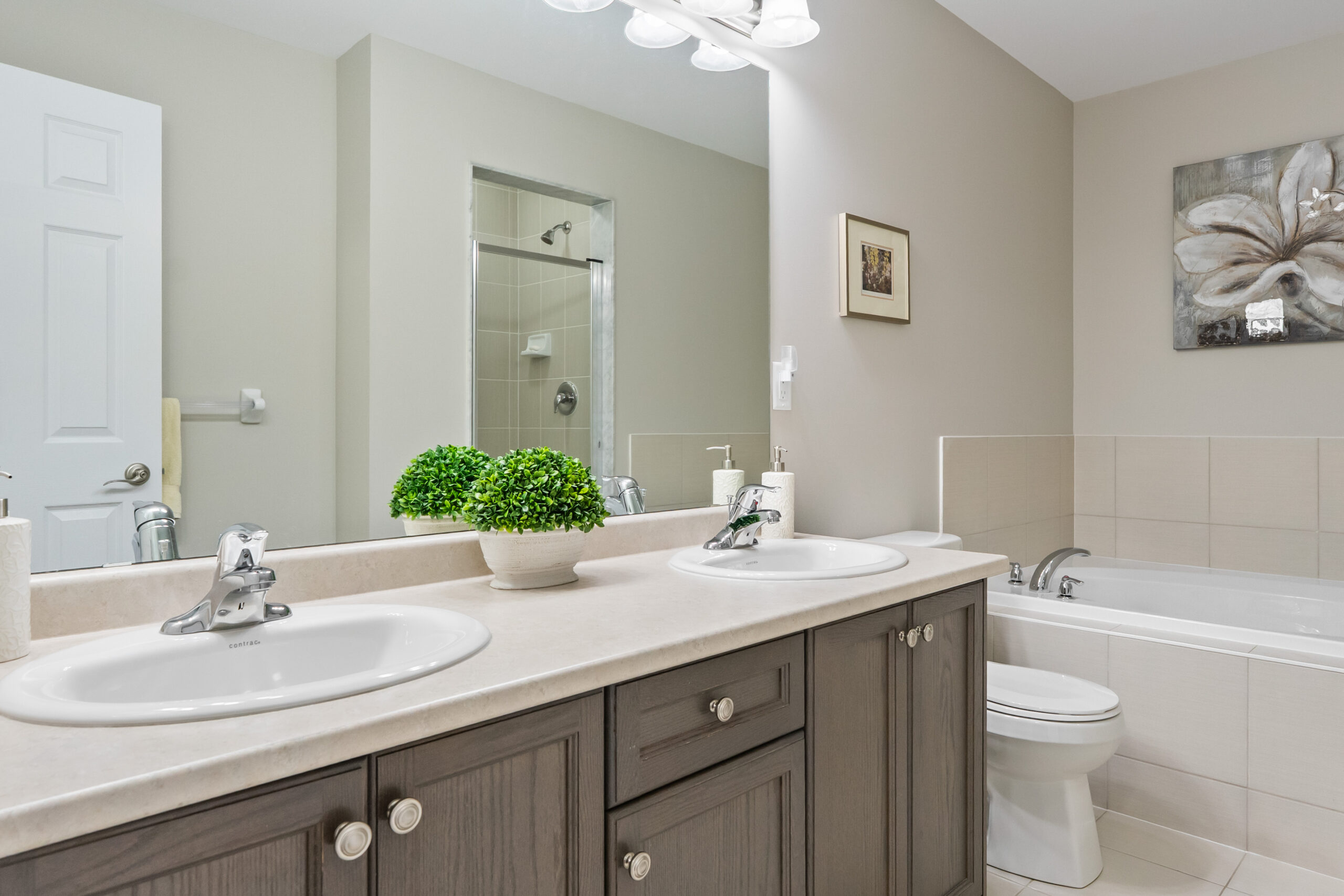master vanity with double sink and tub