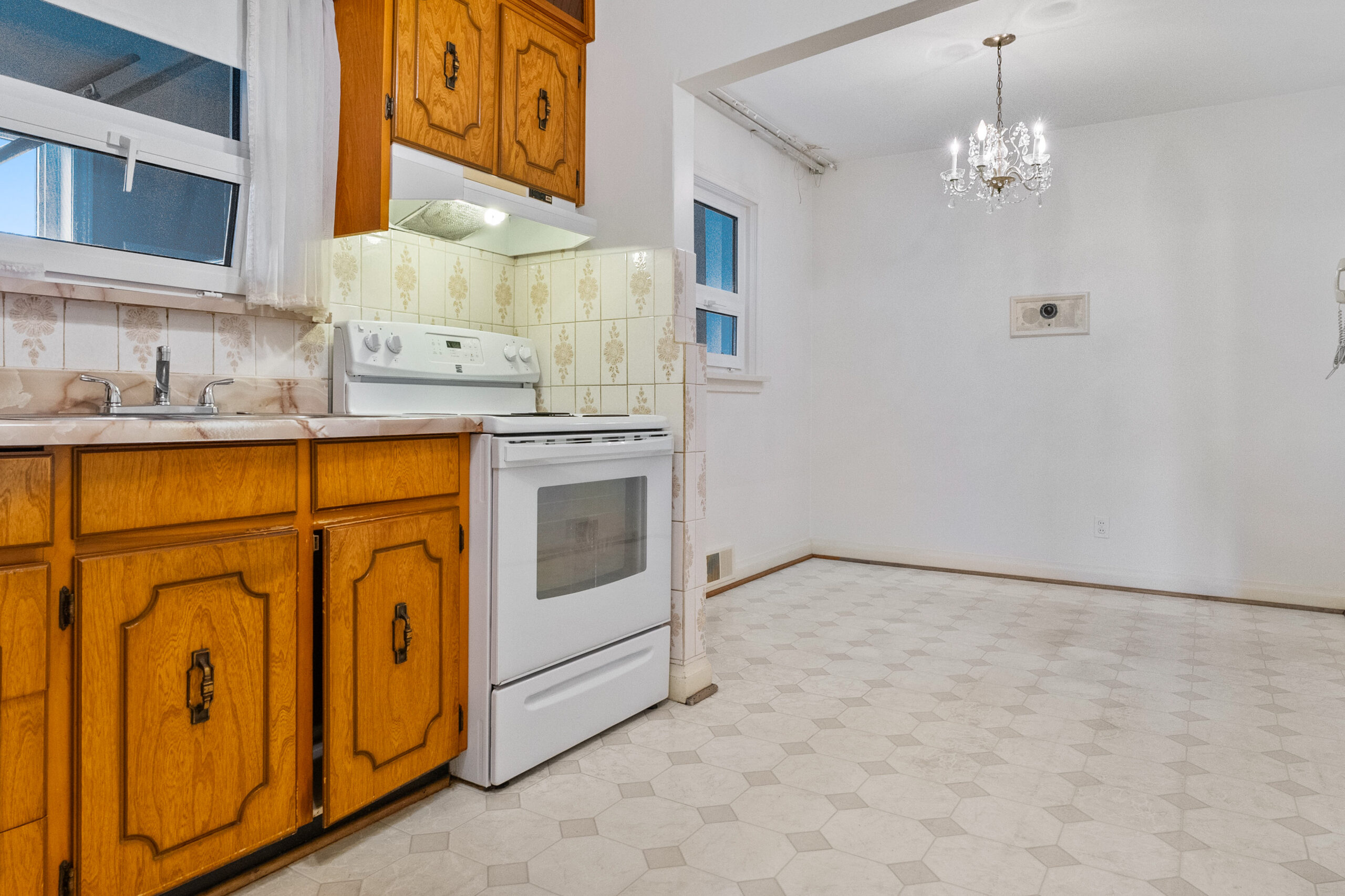 kitchen facing into the dining/breakfast area