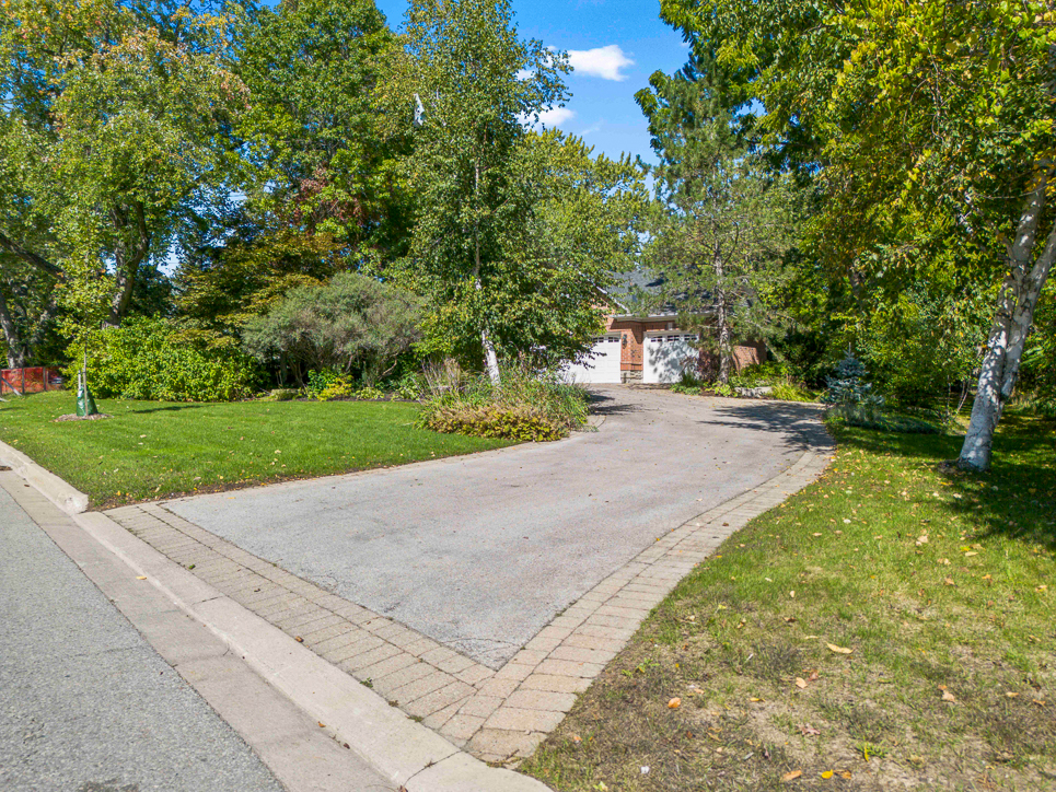 paved driveway featuring cobblestone boarder
