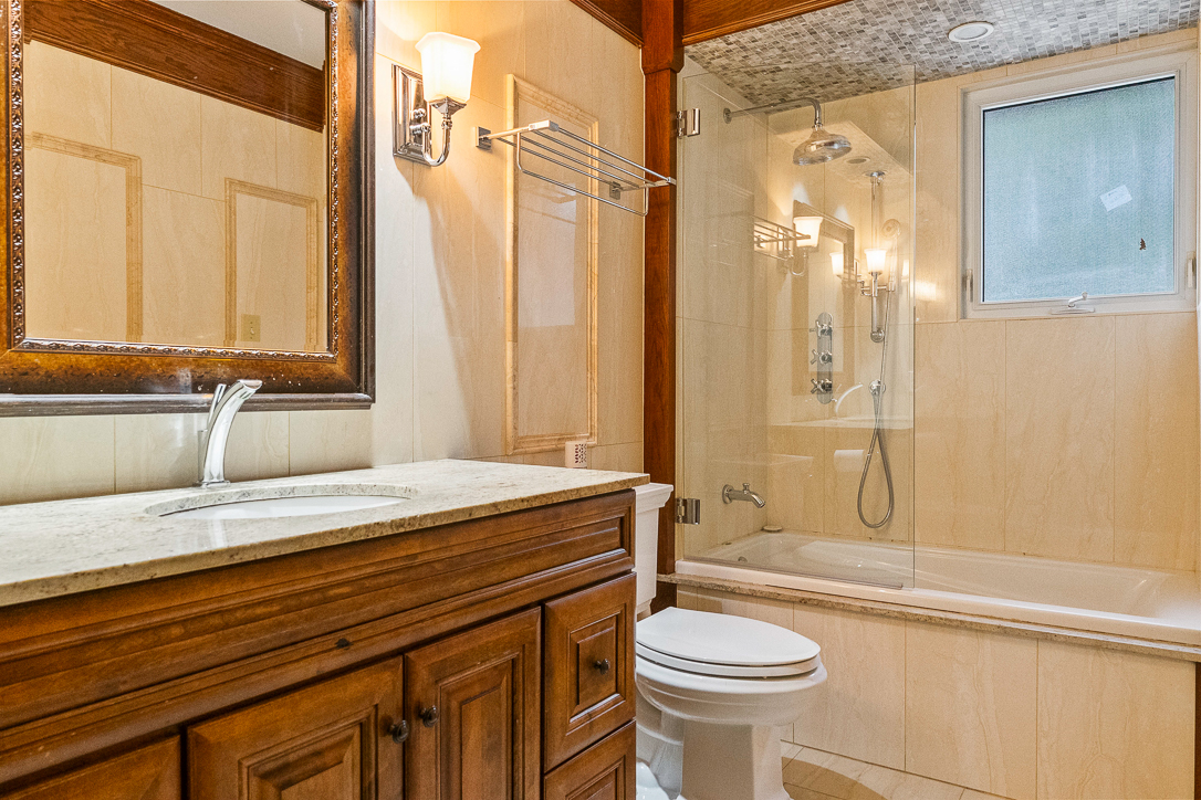 updated 3 piece bathroom with tub/shower