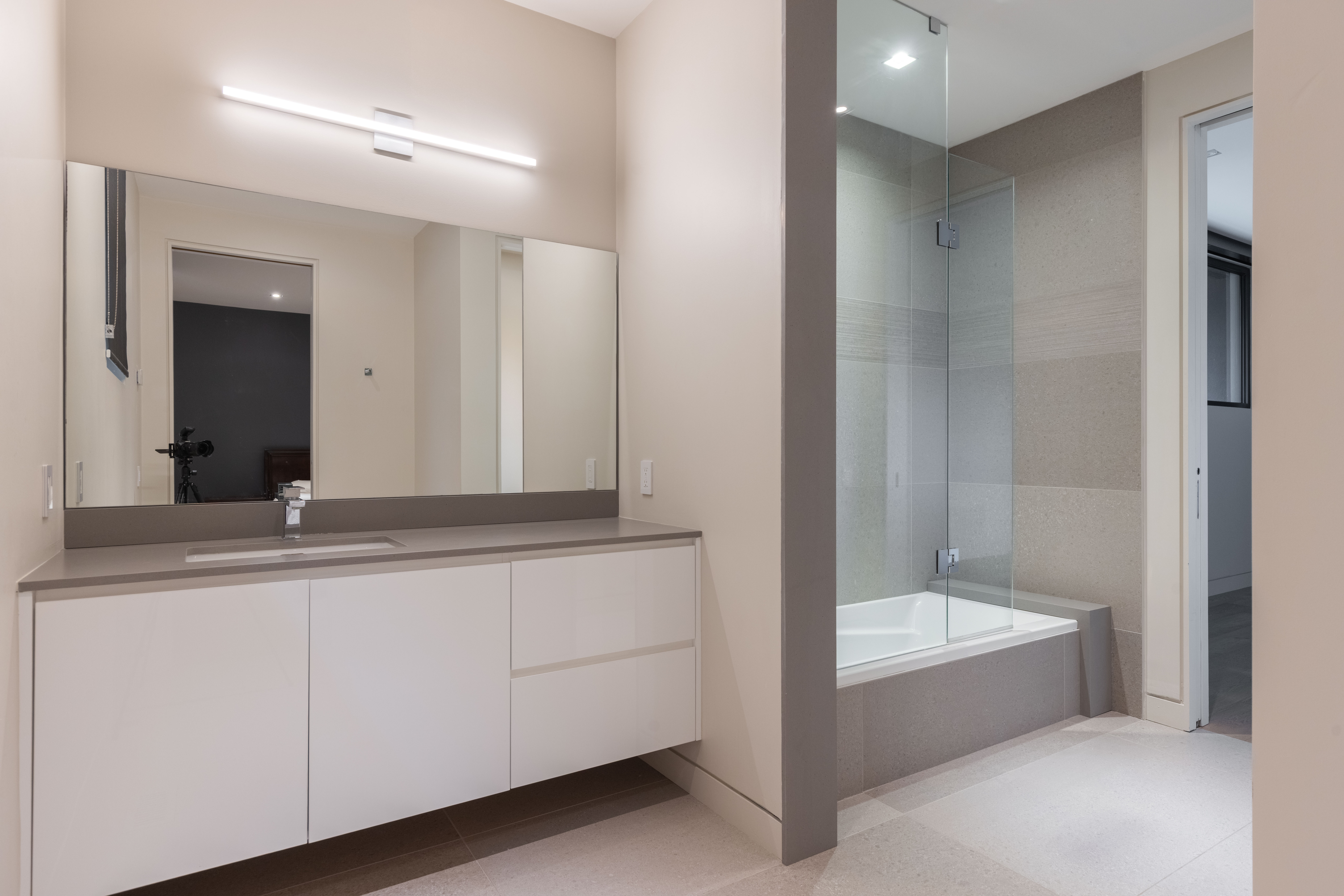 modern 4 piece bathroom