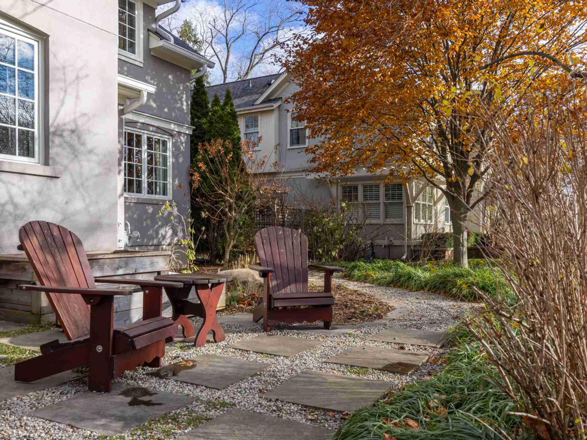 Side court yard with cobble stone walk way