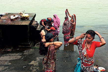 Worshiping Narmada at Maheshwar