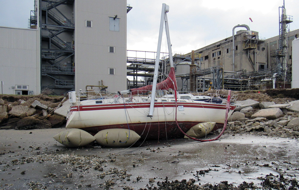 boatus_1caption-the-shore-of-a-power-plant-is-not-the-ideal-place-to-manage-a-recovery-operation boatus_1caption-the-shore-of-a-power-plant-is-not-the-ideal-place-to-manage-a-recovery-operation