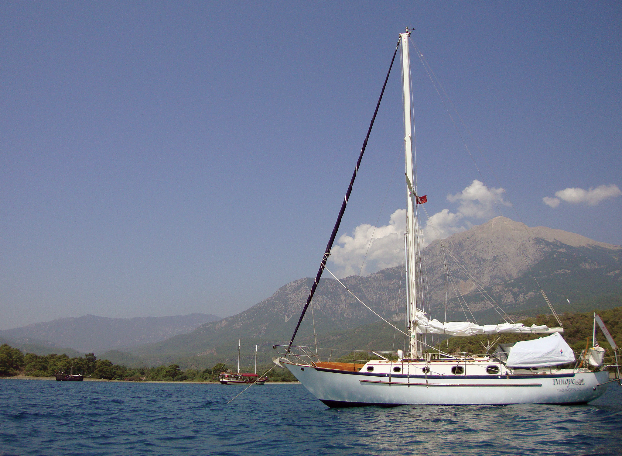 01-Opener-Panope-at-anchor-in-‘Turtle-Bay’-with-improvised-sun-protection 01-Opener-Panope-at-anchor-in-'Turtle-Bay'-with-improvised-sun-protection