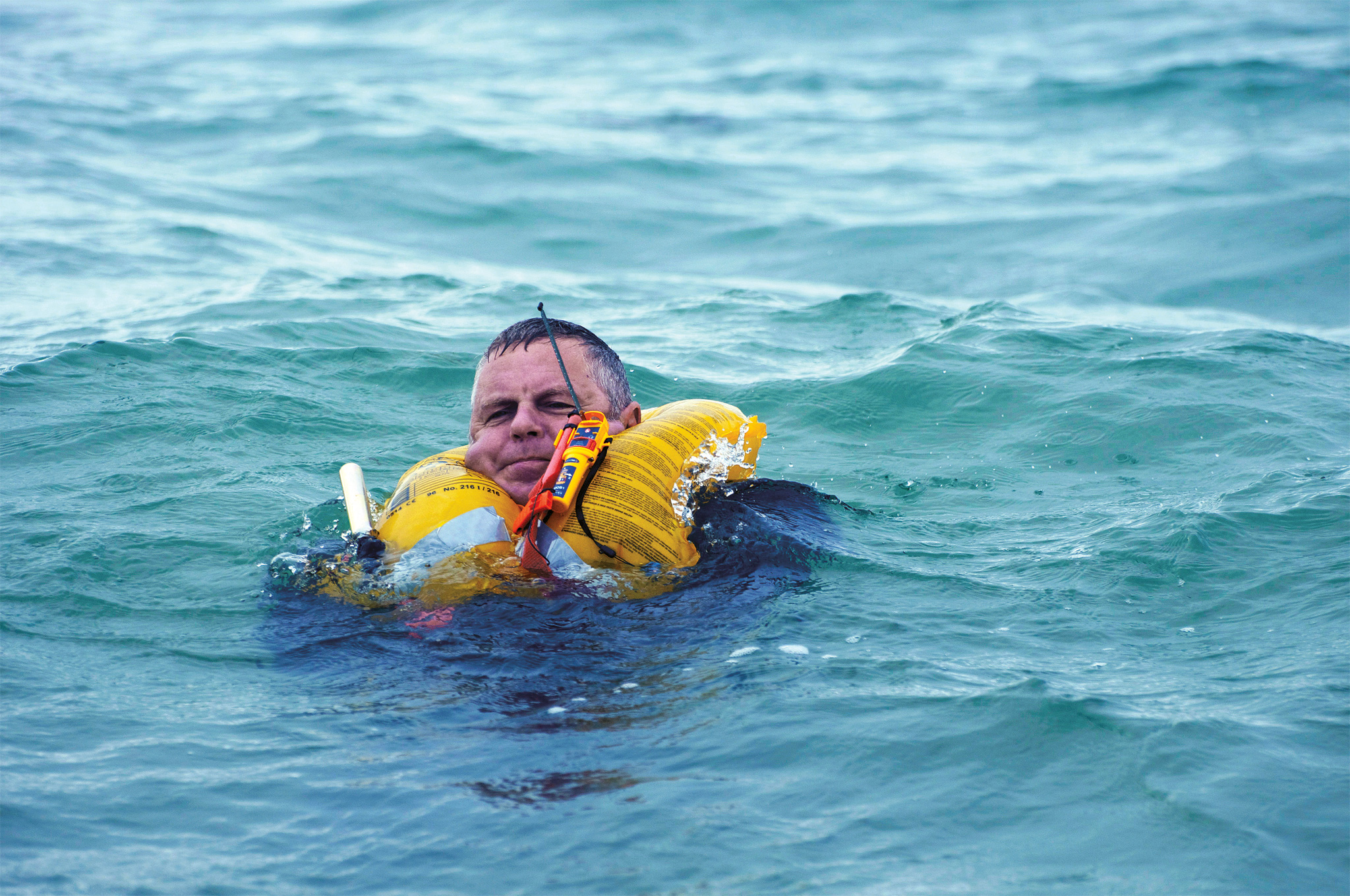 01-Ocean-Signal-rescueME-MOB1-in-water
