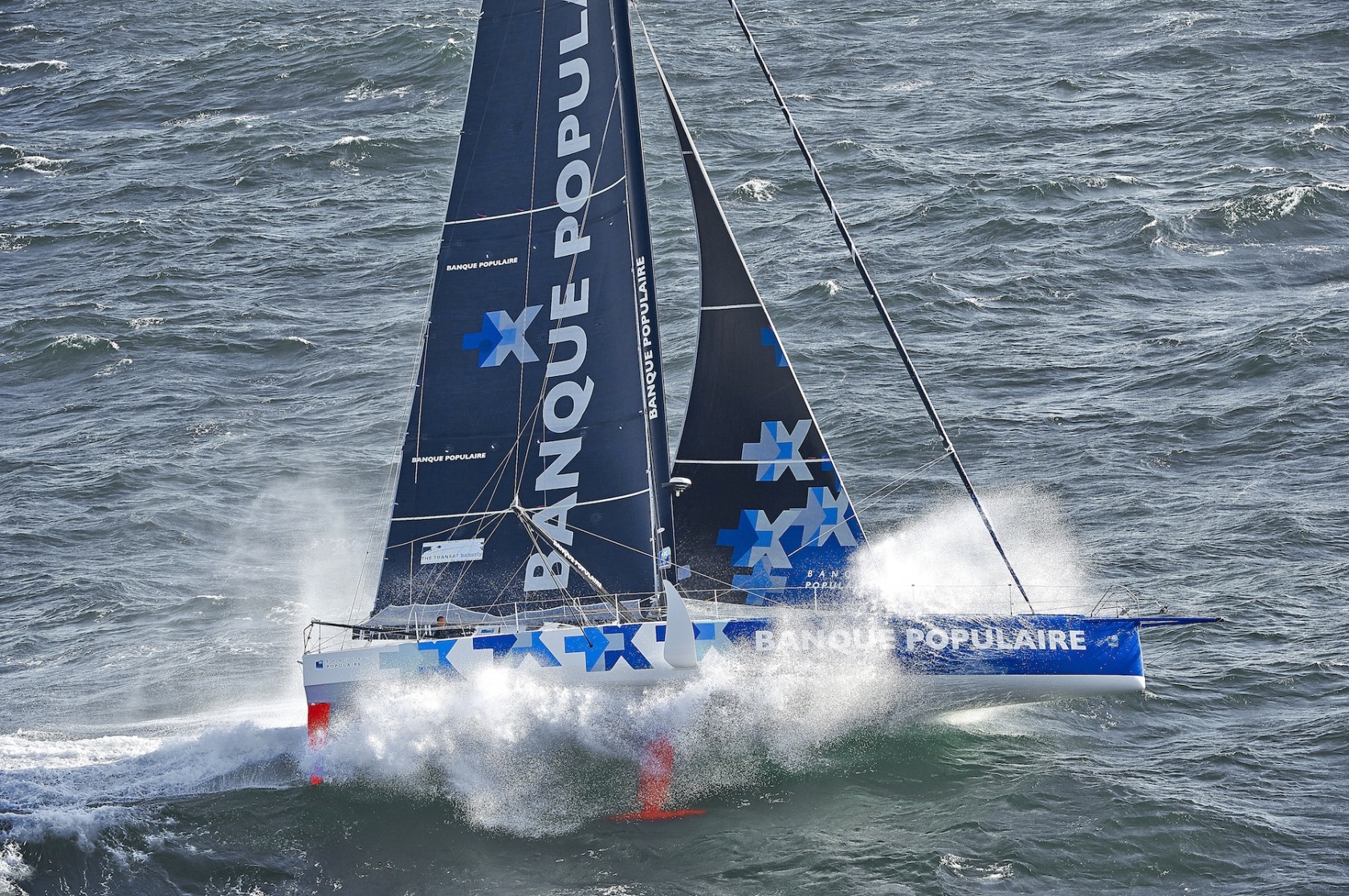 150416-entrainement-en-solo-au-large-lorient-pour-le-monocoque-60-pieds-imoca-banque-populaire-viii-skipper-armel-le-cleac-h-r-1680-1200