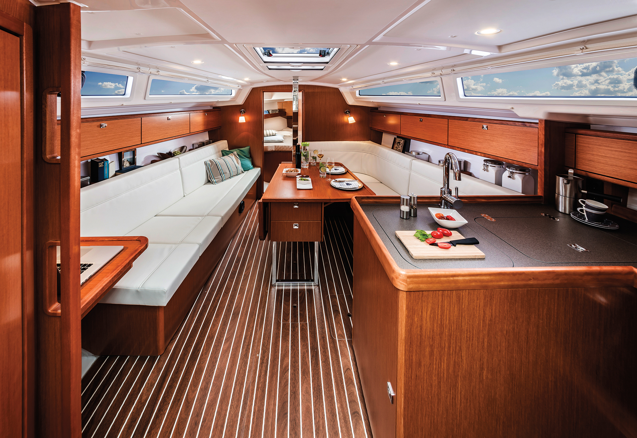 03-BAVARIA-C34_Interior-2k_2