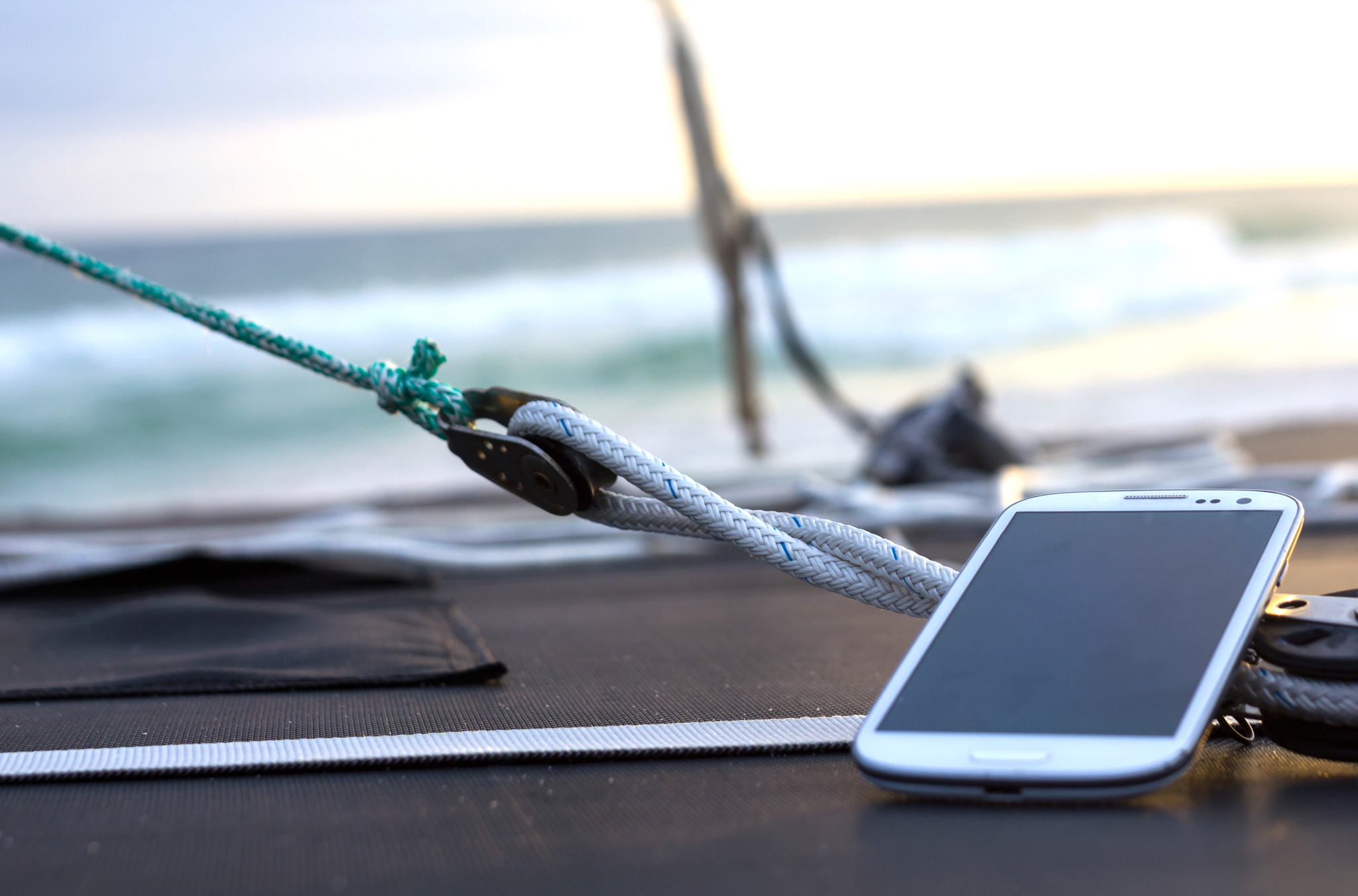 beach-boat-mobile-phone-270376 beach-boat-mobile-phone-270376