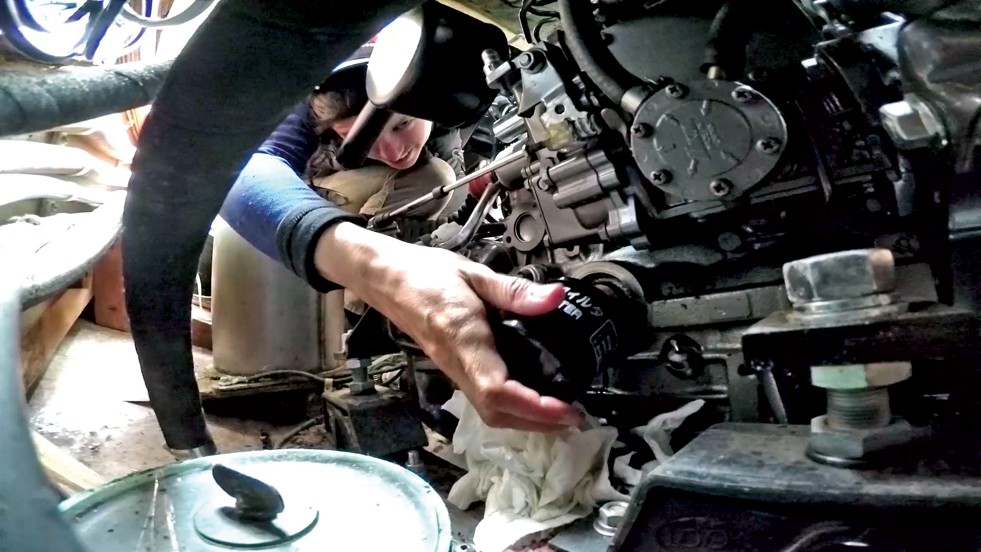 00-LEAD-Replacing-the-oil-filter 00-LEAD-Replacing-the-oil-filter