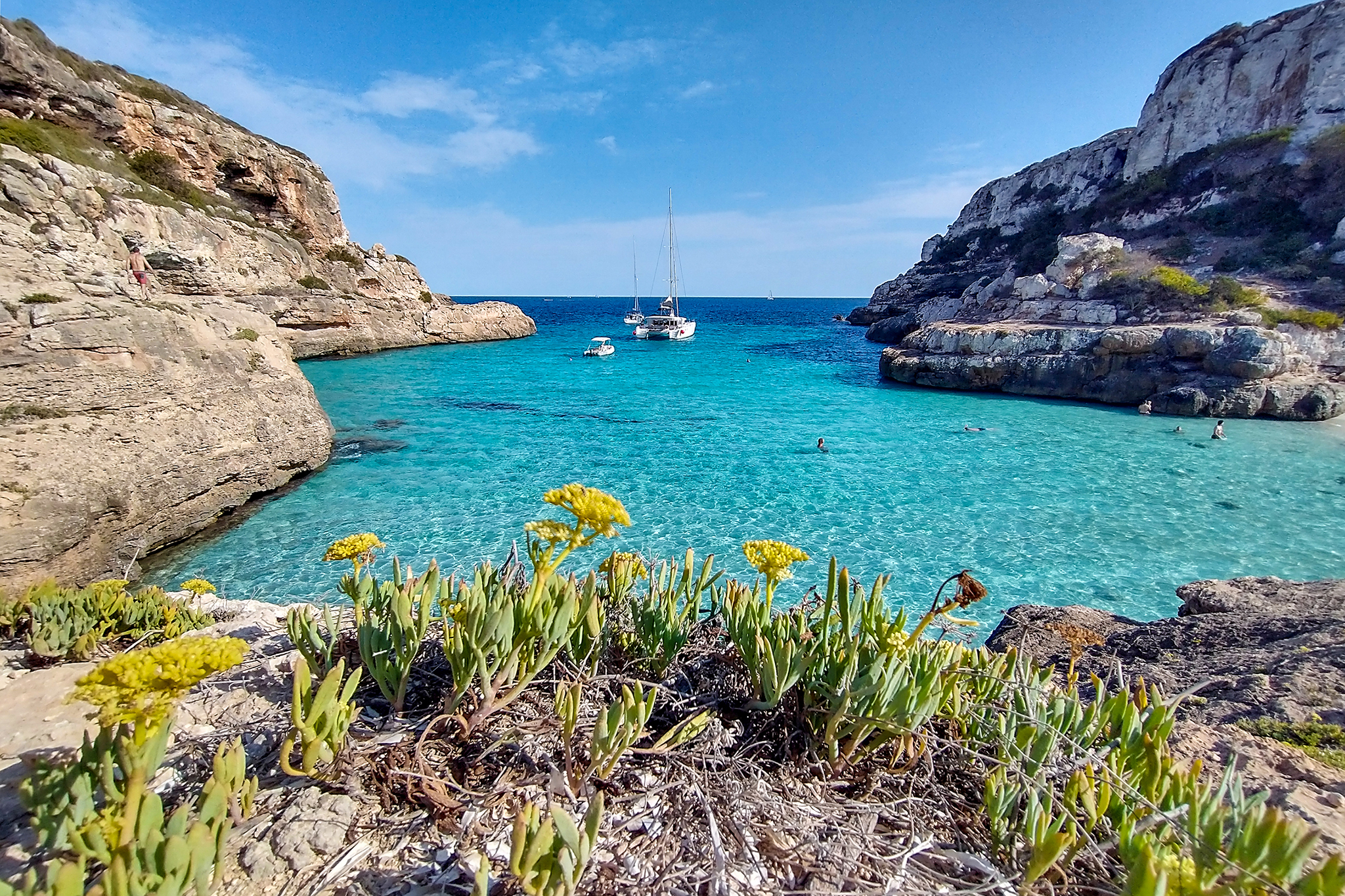 00-LEAD2--There-are-many-wonderful-hiking-trails-around-Cala-Màrmols