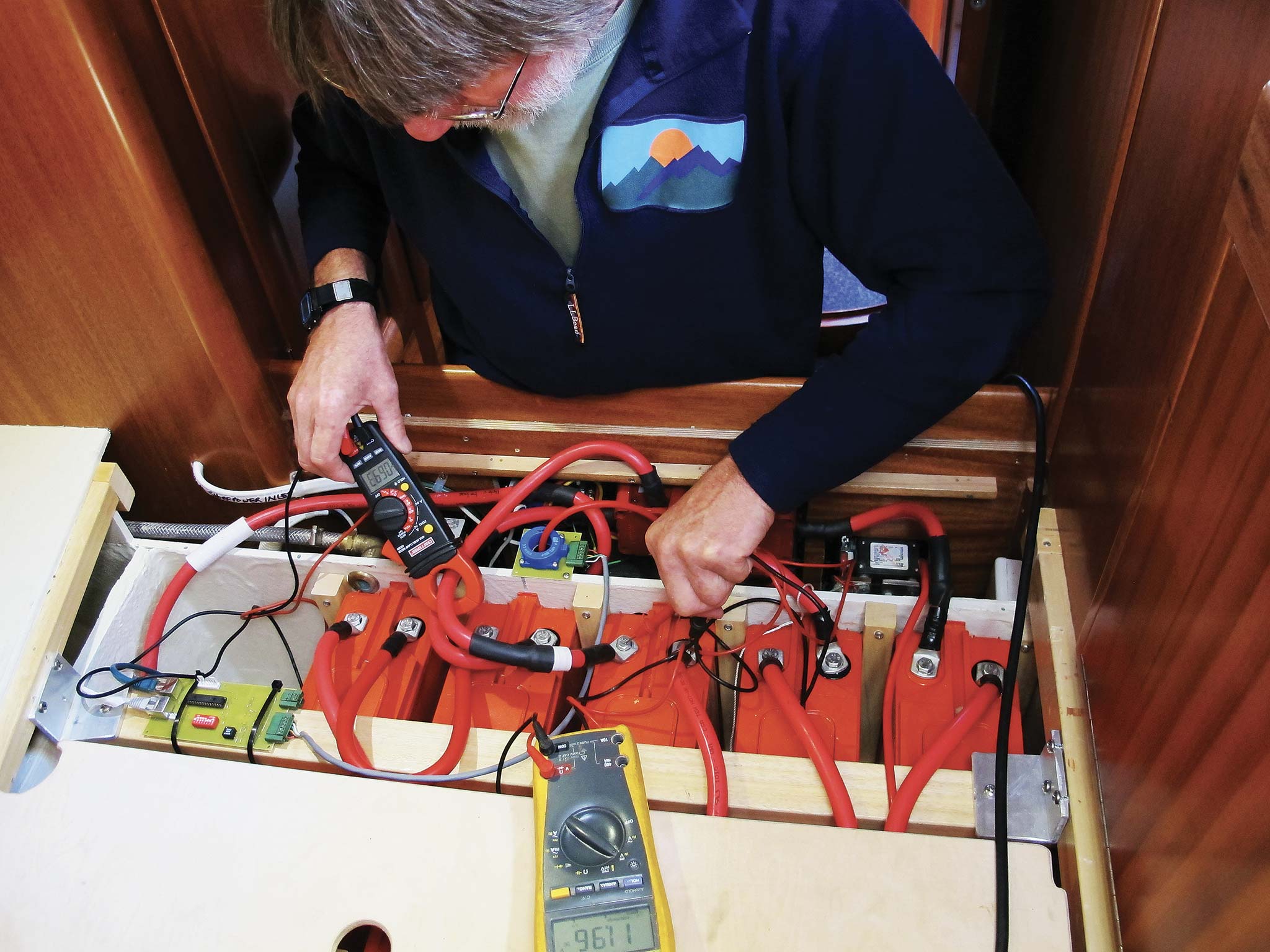 01-Large-battery-array-with-multiple-test-devices-on-author_s-boat-(2)
