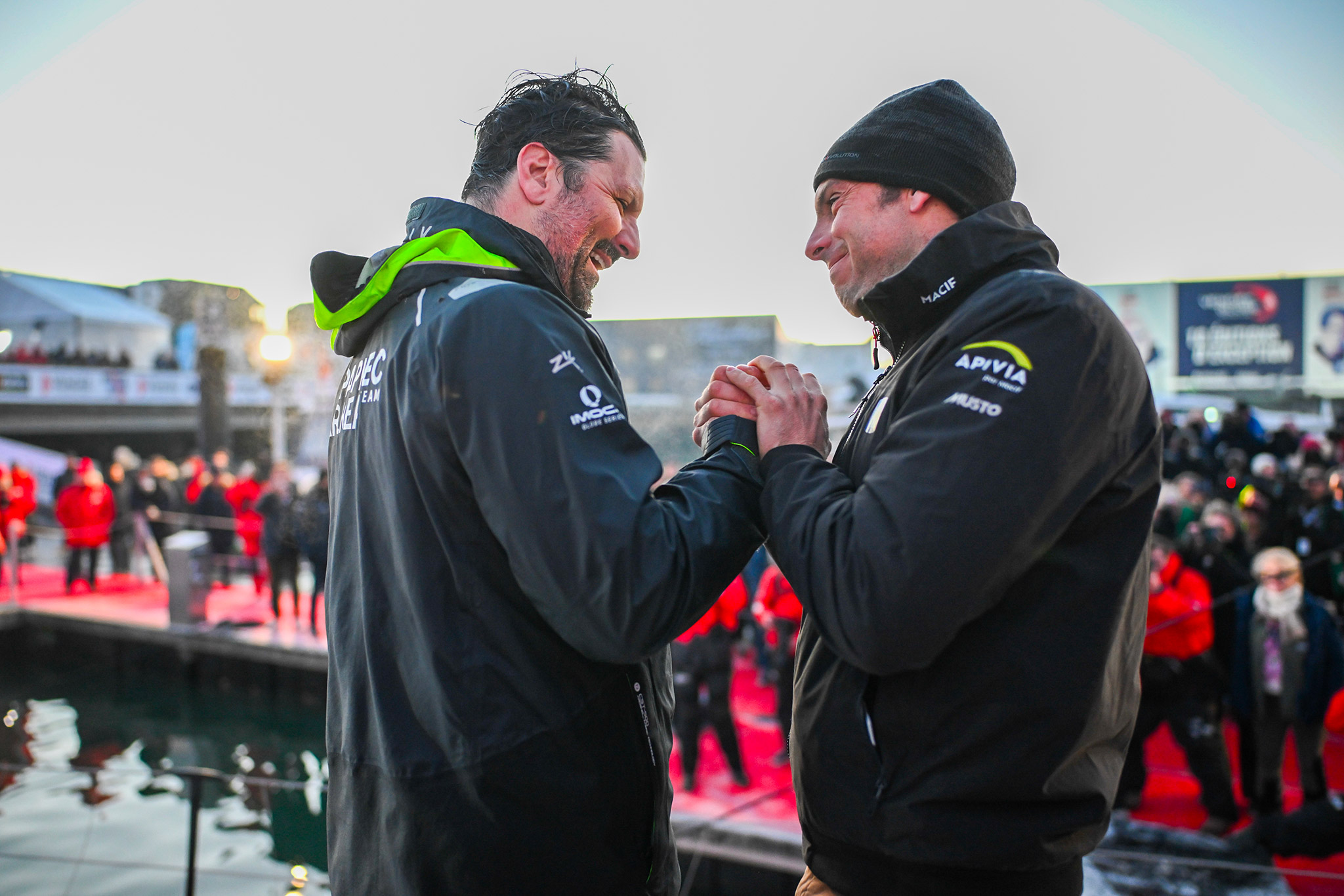 Vendée rivals greet each other at the finish line