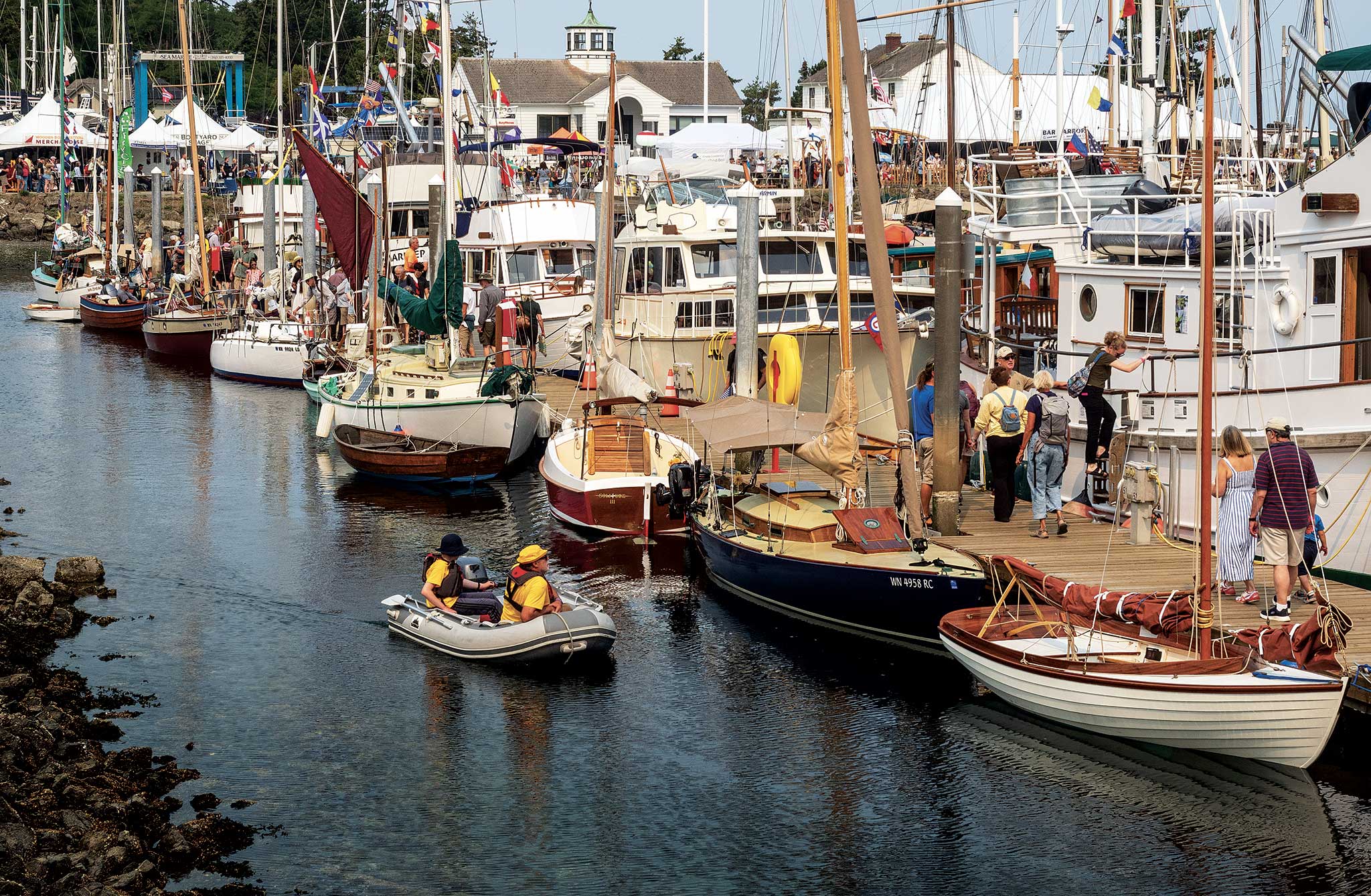 Gawkers arrive in all manner of boats, including rubber ones. 
Photo Dieter Loibner