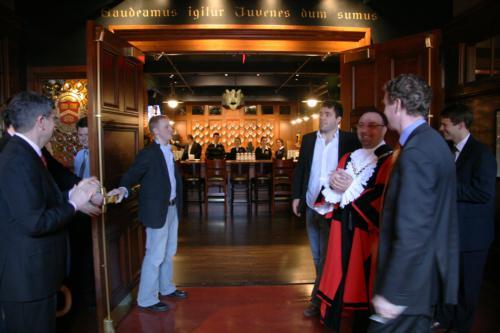 The doors of the Cambridge Queen’s Head pub were opened to the public yesterday, following a ribbon-cutting at the opening ceremony.