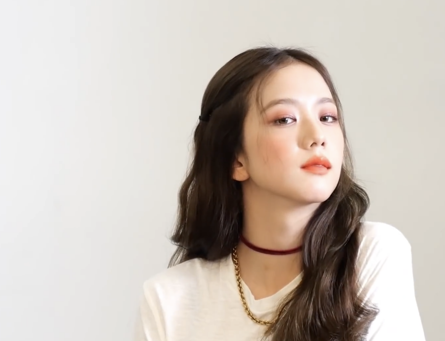 Jisoo apresenta o mini álbum de estreia 'Amortage