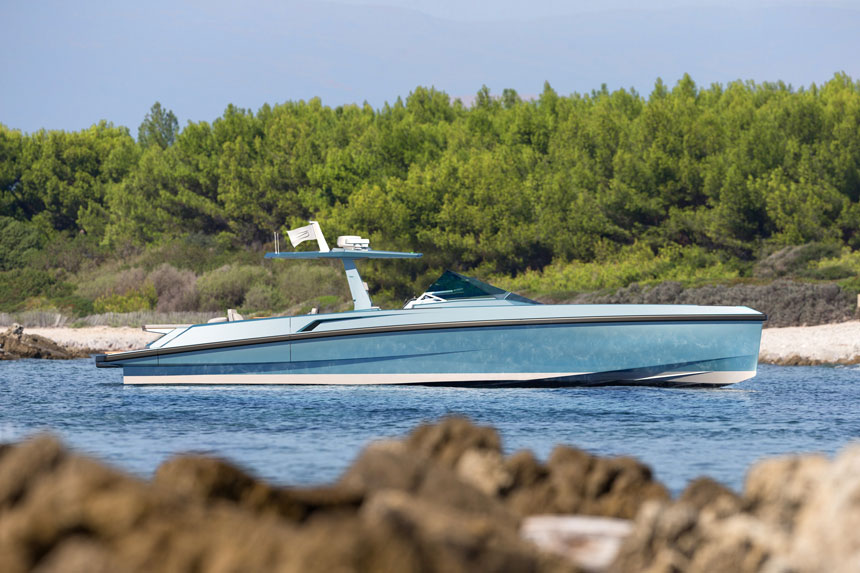 Wallytender-outboard_ph.-Gilles-Martin-Ragetx860 Wallytender-outboard_ph.-Gilles-Martin-Ragetx860