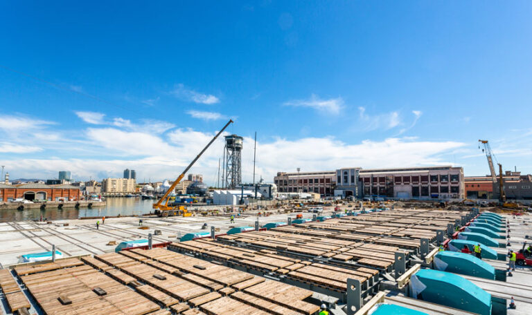 Spanish refit yard installs 4,800-ton lift