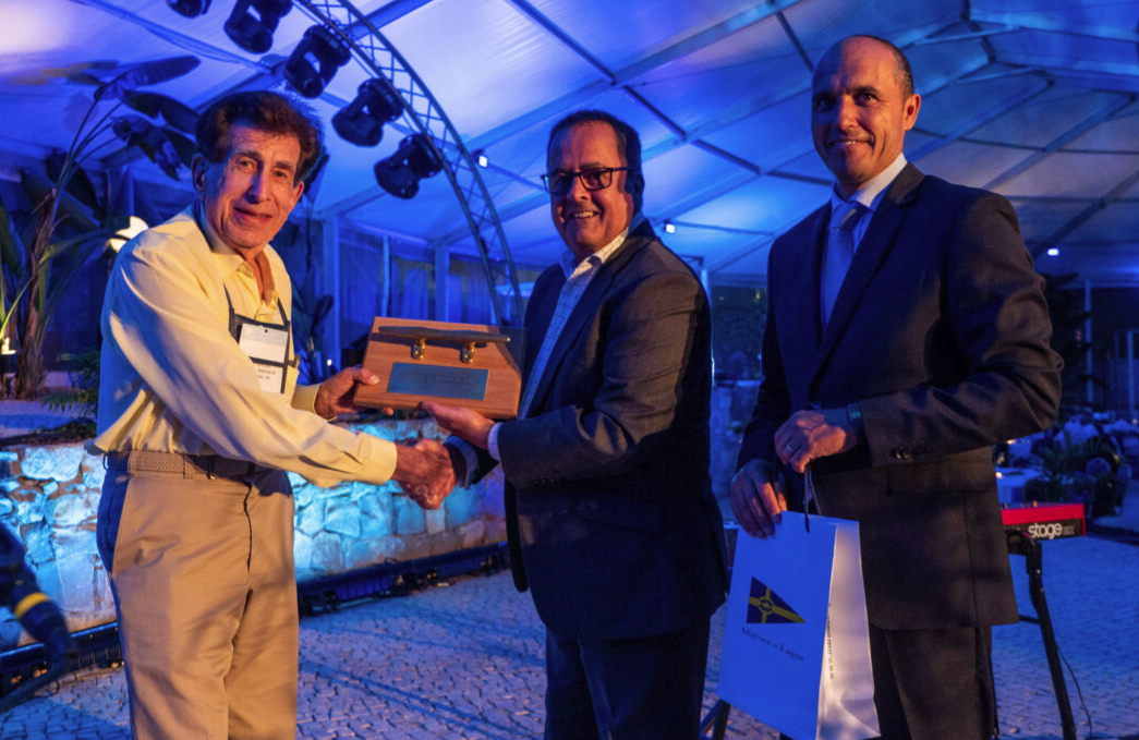 1_GOLDEN.CLEAT Daniel S. Natchez (left) received ICOMIA’s Golden Cleat Award in 2023.