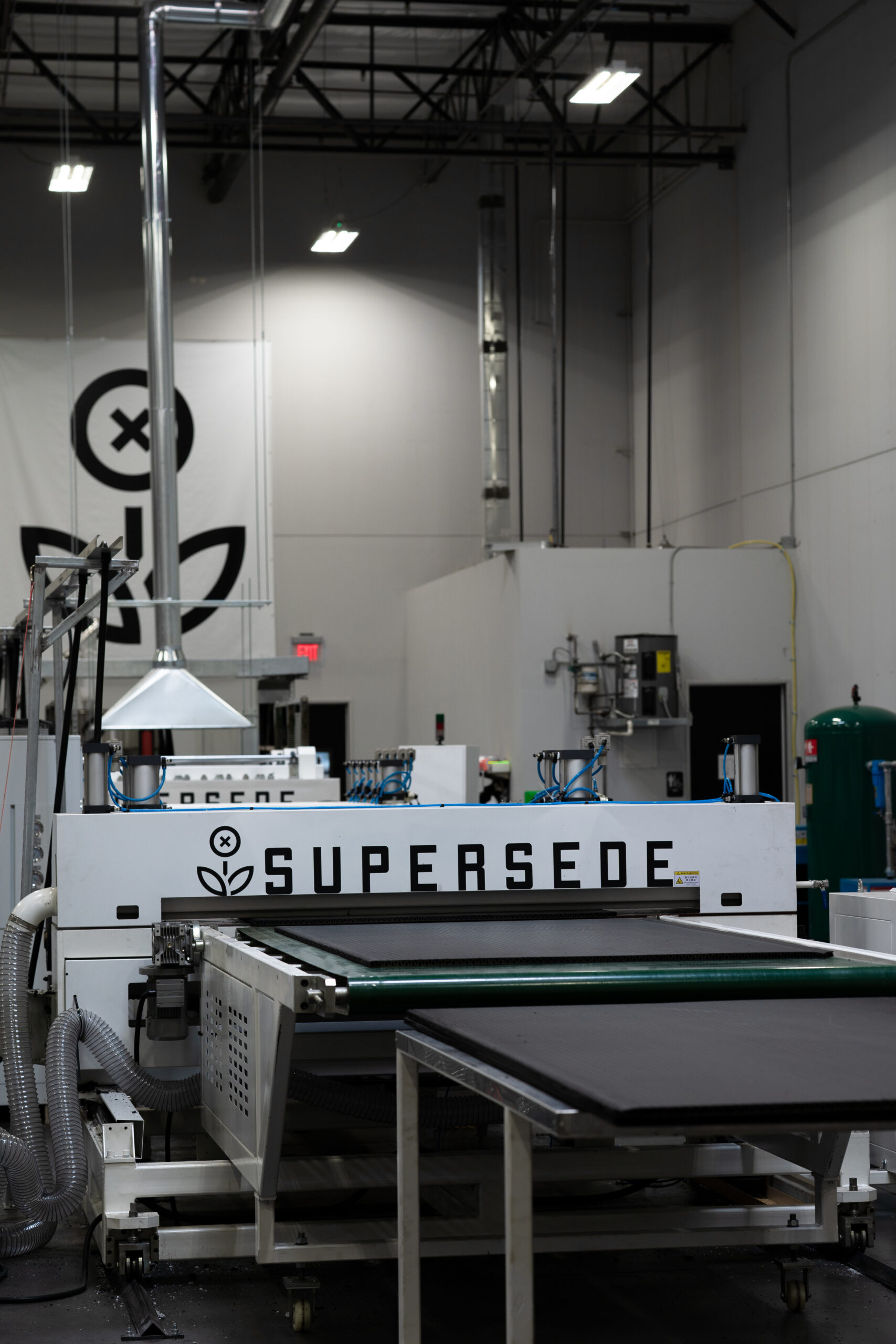 At the Supersede facility in 
Arizona, sheets of the company’s Marine Board come off the production line. PHOTO COURTESY SUPERSEDE