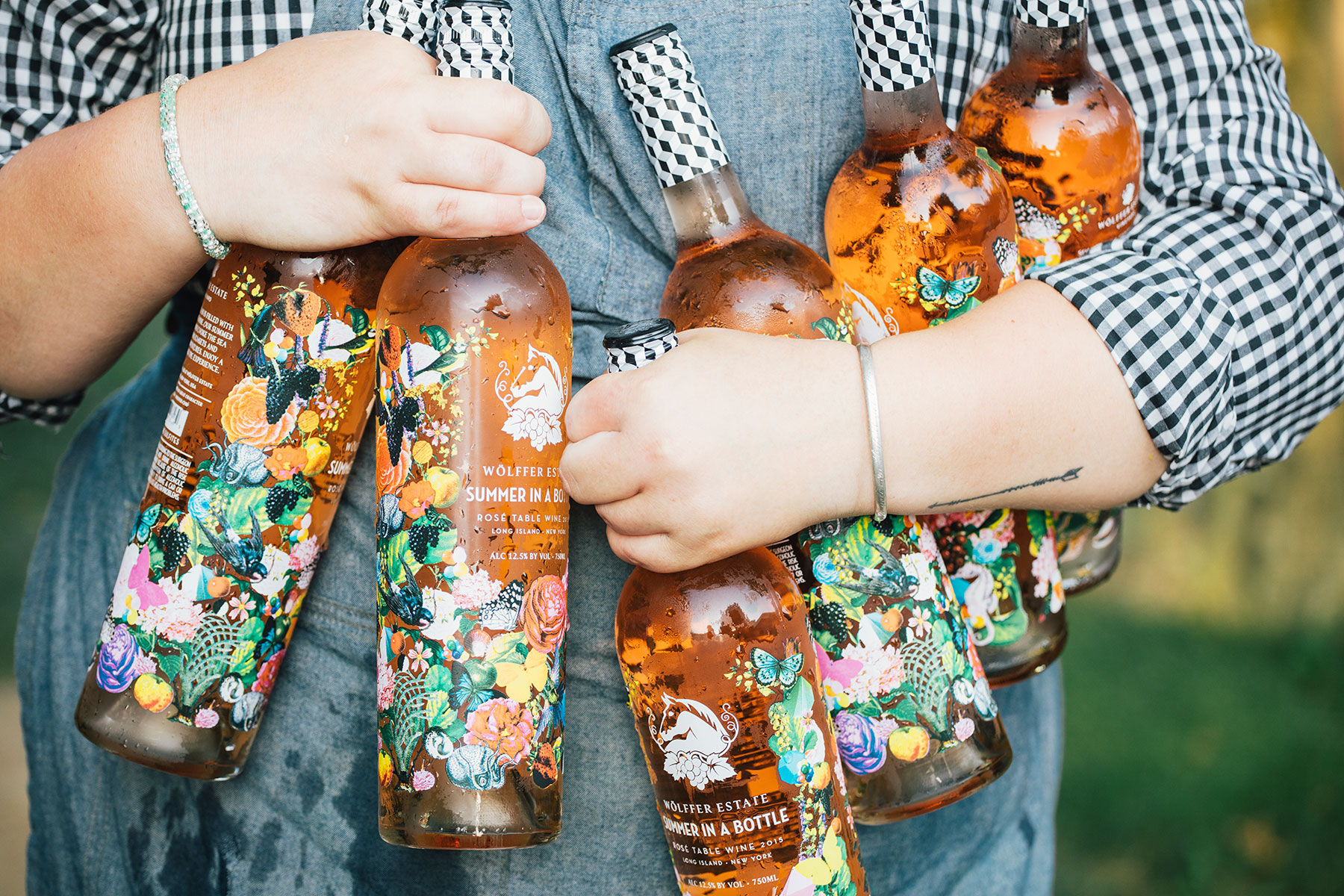 Server-Carrying-Bottles-of-SIB-Rose Server-Carrying-Bottles-of-SIB-Rose