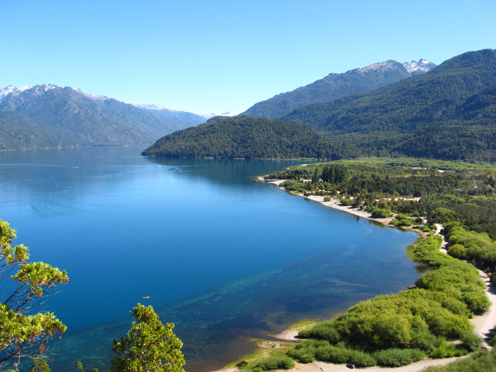 Puelo_Lake, Argentina-WikimediaCommons Puelo_Lake, Argentina-WikimediaCommons