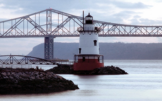 Tarrytown_Lighthouse_and_Tappan_Zee_Bridge-wikimediacommons Tarrytown_Lighthouse_and_Tappan_Zee_Bridge-wikimediacommons