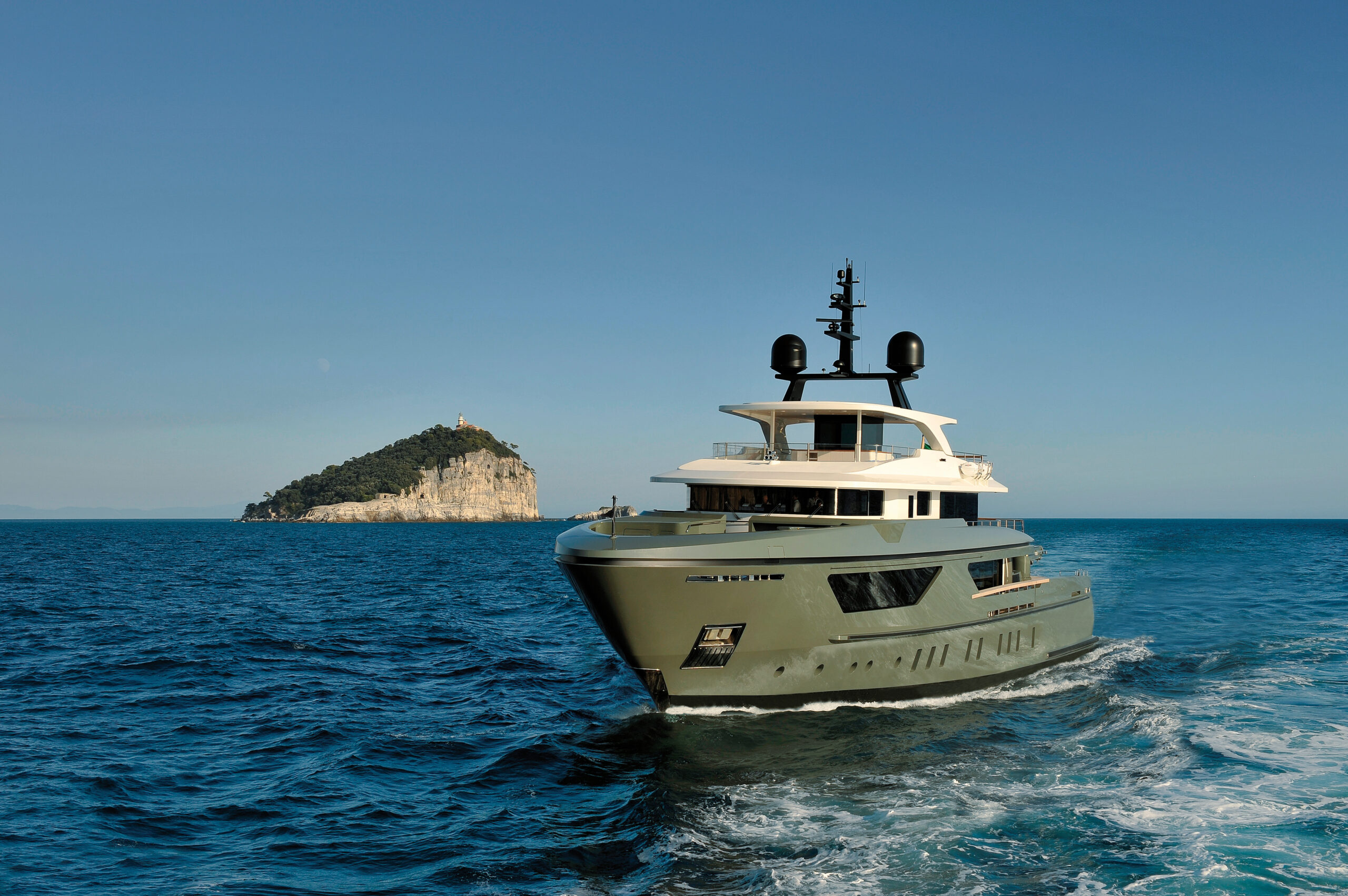 01 – Sanlorenzo 460Exp 2 During the shipyard’s sea trials, the yacht made her predicted maximum speed of 16 knots in displacement mode, with a total fuel consumption (including one generator) of 161 gallons per hour.
