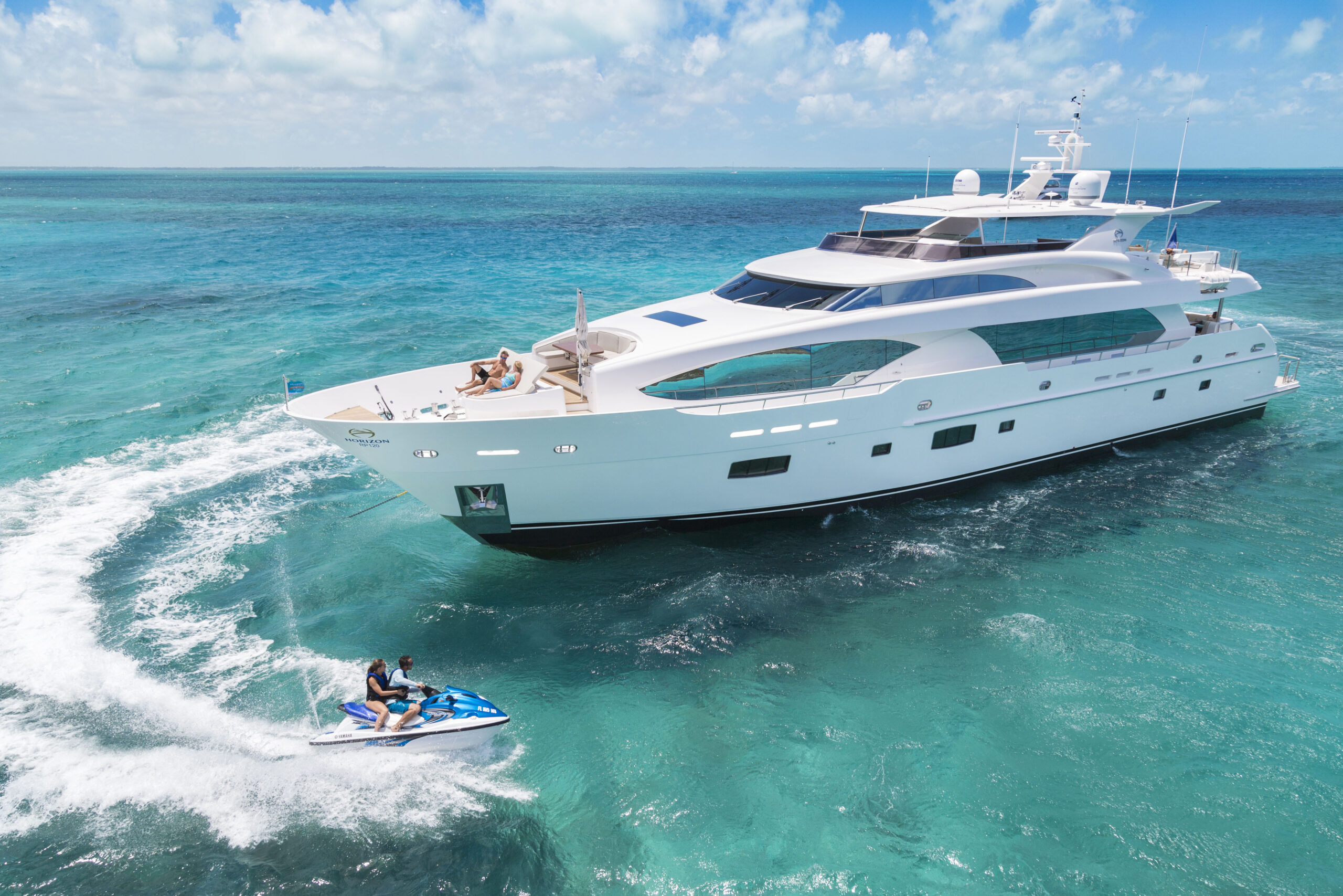 horizon-120-aerial Newest and largest in the raised pilothouse series, the RP120 has been mobbed at recent boat shows, with good reason.