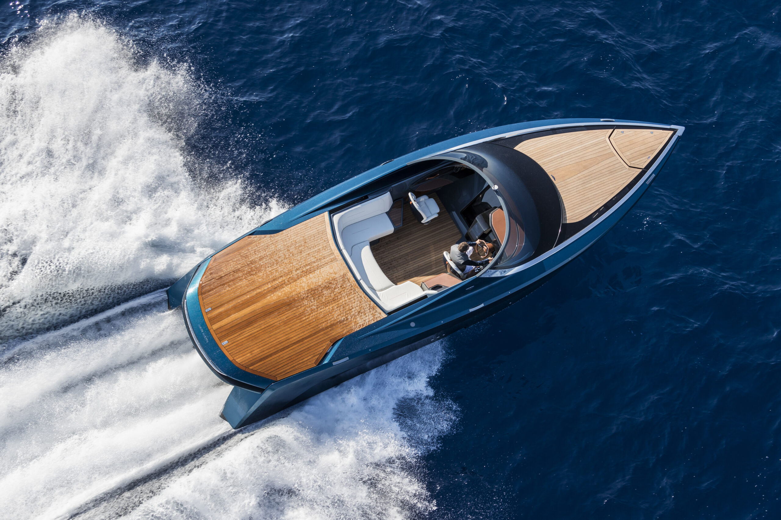 aston-martin-am37-overhead The AM37 – which can carry up to eight people – is the ultimate day cruiser, designed and crafted with meticulous attention to detail, superior levels of workmanship and an incredible degree of sophistication.