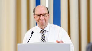 Rob Morris &rsquo;76, P&rsquo;16,&rsquo;17 reads the Hamilton Class of 1976 Half-Century Annalist Letter