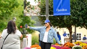 Victoria Thermidor &rsquo;30, poses in front of the &ldquo;Know Thyself&rdquo; banner during Family Weekend. Taking the photo is her mom, Lisa.