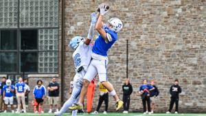 Hamilton College wide receiver Mitchell Ivatts ‘29 (17) grabs a pass in a game against Tufts University on Oct. 18 at Steuben Field.