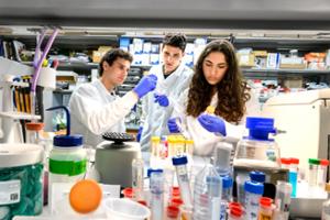 Aksel Reid &rsquo;27, Lucas Constantine &rsquo;27, and Lydia DeTraglia &rsquo;28 interning at the Masonic Medical Research Institute.