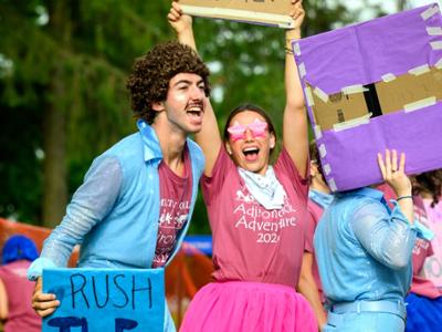 Upperclassmen welcome new student coming up College Hill Road 