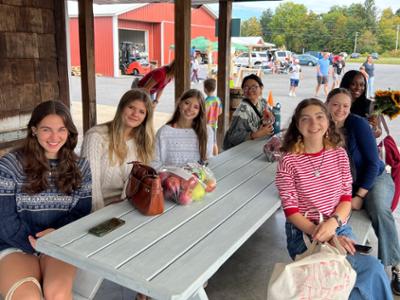 First-Year Experience (FYE) leader Dana Blatte ’26 with first-years at Northstar Orchards.